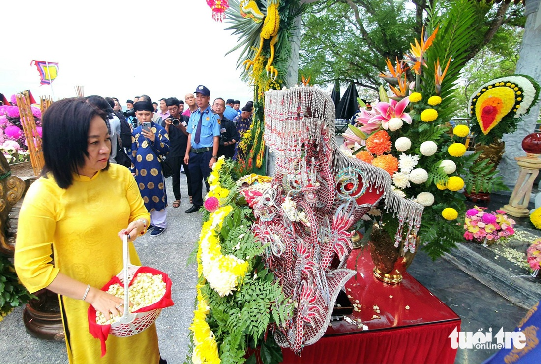 Điểm rước bà trên núi Sam - Ảnh: CHÍ HẠNH