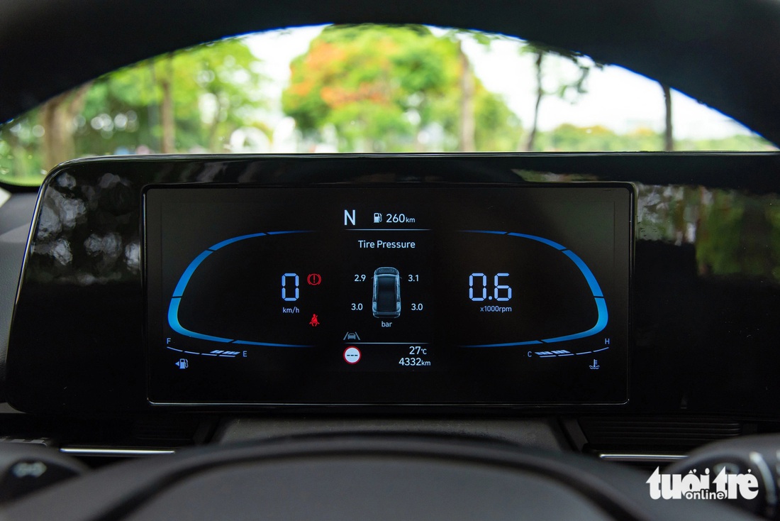 Chi tiết Hyundai Accent 2024 giá cao nhất 569 triệu đồng: Lột xác toàn diện trước Vios, City- Ảnh 11. Đồng hồ tốc độ trên Hyundai Accent 2024 là loại bán điện tử với màn hình LCD 4,2 inch đặt giữa. Người dùng chỉ có thể thay đổi màu sắc dựa vào chế độ lái, nhưng không thể thay đổi phần giao diện đồ họa. So với Honda City và Toyota Vios, màn hình trên Accent được đánh giá cao hơn khi hai mẫu xe Nhật vẫn sử dụng đồng hồ cơ kết hợp màn hình LCD.