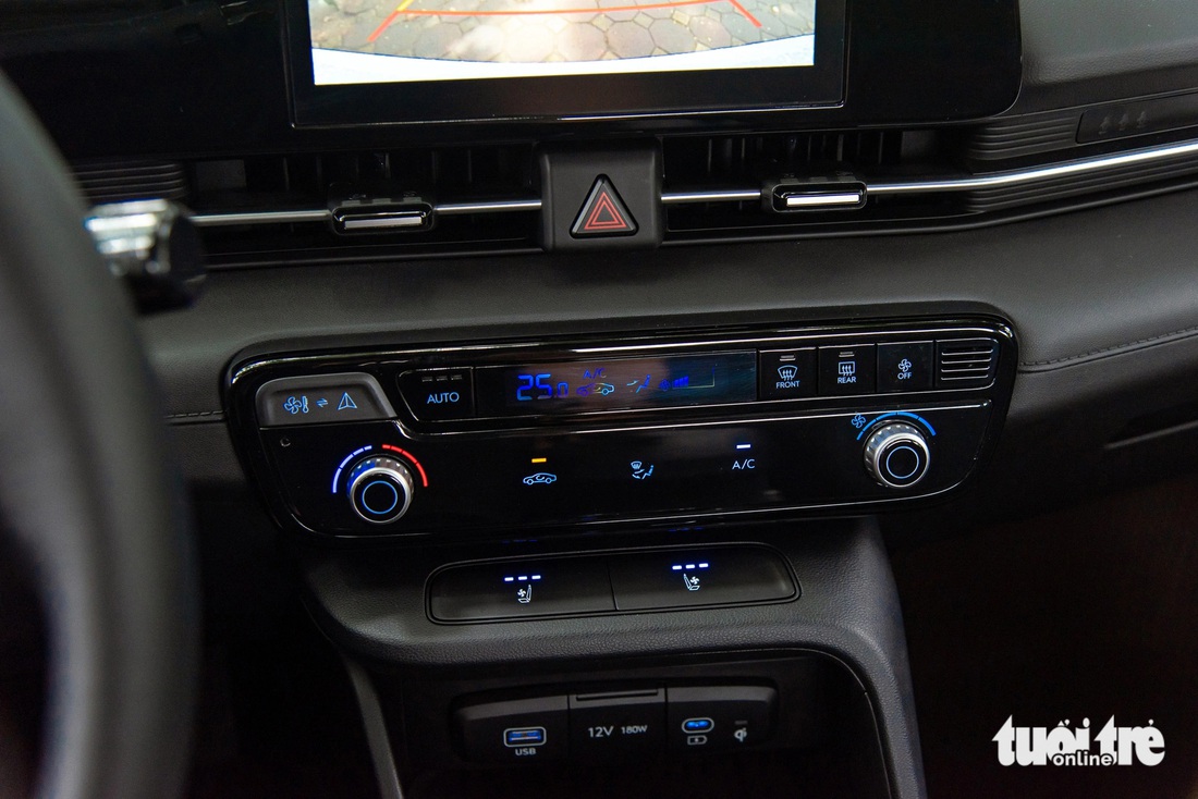 Chi tiết Hyundai Accent 2024 giá cao nhất 569 triệu đồng: Lột xác toàn diện trước Vios, City- Ảnh 12. Hãng xe Hàn Quốc cũng trang bị một nút vật lý có thể thay đổi chức năng tùy nhu cầu sử dụng. Người dùng có thể dùng giao diện điều hòa để chỉnh hệ thống làm mát hoặc bấm sang giao diện media để chuyển bài hát, tăng/giảm âm lượng,... Cách bố trí này khá tương tự Kia Sportage đã có ở Việt Nam, vừa đảm bảo công năng sử dụng mà trông đỡ rối mắt.