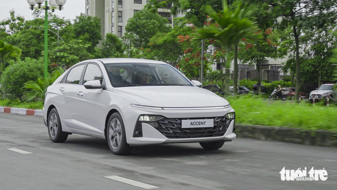 Chi tiết Hyundai Accent 2024 giá cao nhất 569 triệu đồng: Lột xác toàn diện trước Vios, City- Ảnh 20. Hyundai Accent 2024 gây bất ngờ ở khả năng cách âm. Chạy thử ở vận tốc 90km/h trên đại lộ Thăng Long, độ ồn đo được là khoảng 65 dB, tiếng lốp dội vào cabin ít hơn khi so sánh với Honda City trong cùng phân khúc.