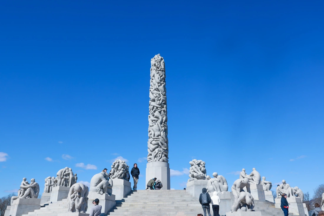 Tháp người "The Monolith” có thể được coi là trung tâm của công viên Vigeland, được chạm khắc từ đá granit nguyên khối cao hơn 14 mét, mô phỏng 121 tượng người chất chồng lên nhau từ chân tháp đến đỉnh tháp. Có người nói đây là hình ảnh thể hiện sự phục sinh của loài người, có người lại nói tác phẩm tượng trưng cho khát vọng của con người. Nhưng lại cũng có ý kiến cho rằng tháp đá “The Monolith” cho người xem cảm giác “Togetherness” - gắn kết cùng chung thân phận con người - Ảnh: NGÔ TRẦN HẢI AN