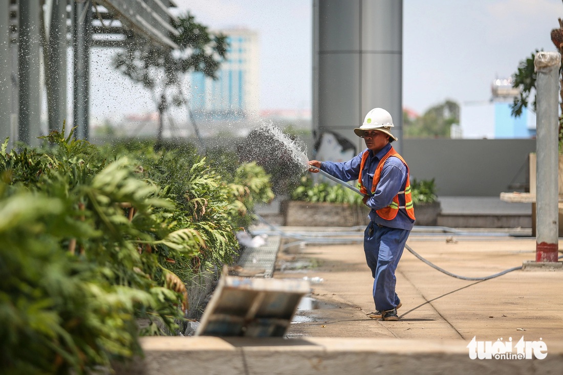 Sáng 31-5, anh Minh Tuấn chăm sóc mảng xanh ở lầu 3 của bệnh viện chia sẻ: "Anh em rất phấn khởi khi một bệnh viện hiện đại, quy mô lớn như vậy sắp đưa vào hoạt động, bệnh nhân khi đến khám cũng bớt cảnh chờ đợi".