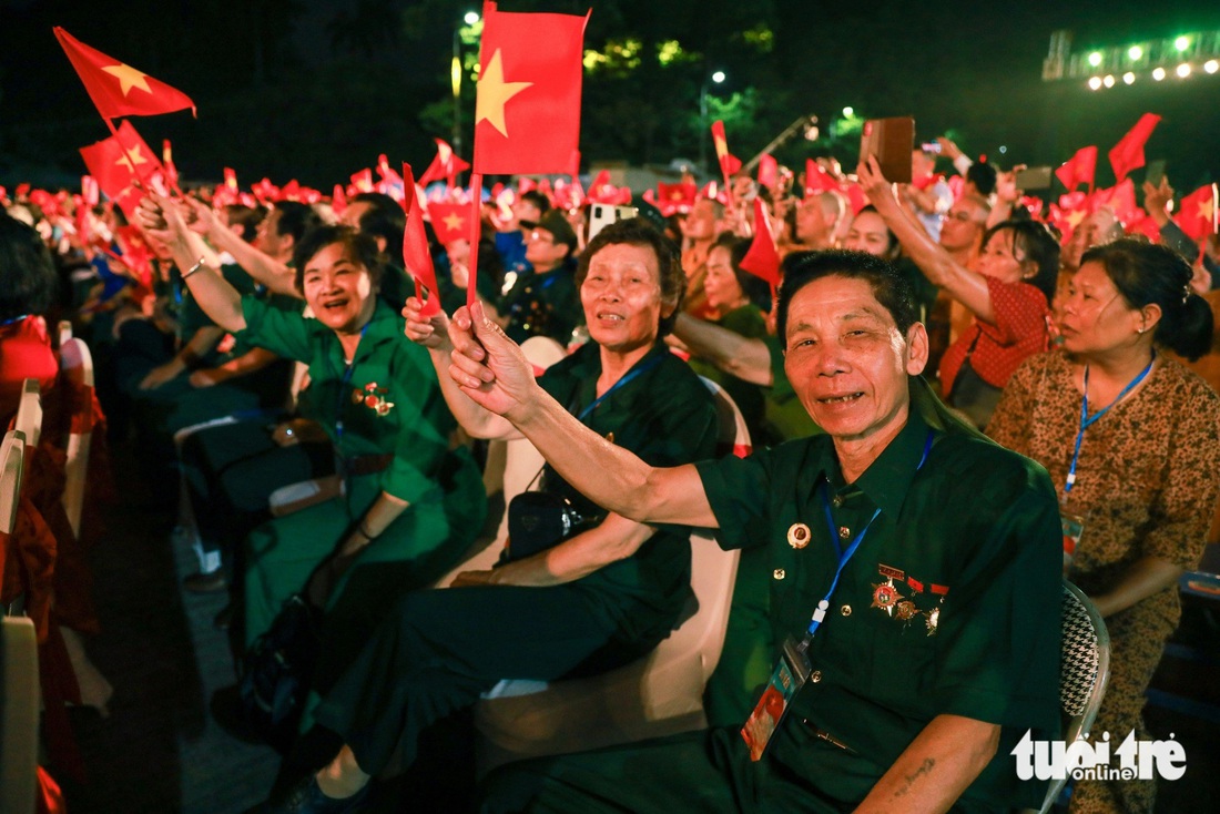 Cầu truyền hình ở cả năm điểm cầu: Điện Biên, Hà Nội, Thanh Hóa, Kon Tum,  TP.HCM - Ảnh: DANH KHANG  