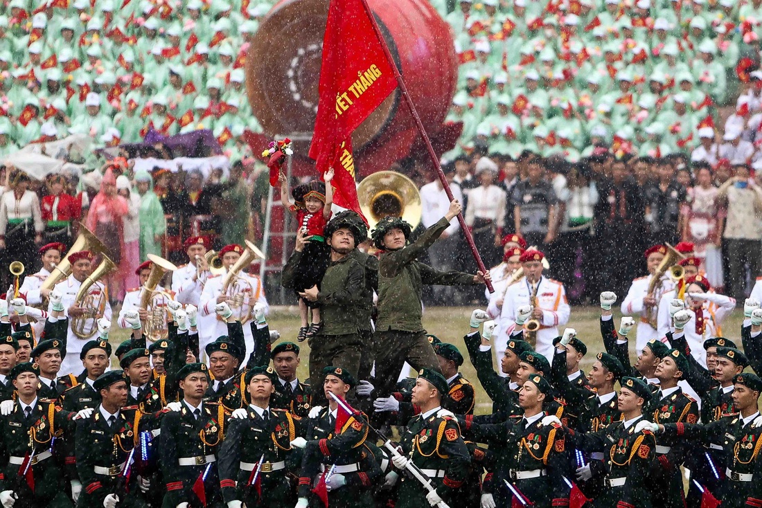 Chương trình nghệ thuật với màn xếp hình nghệ thuật của Đoàn nghệ thuật quân đội dưới cơn mưa nặng hạt, mở đầu cho lễ diễu binh, diễu hành kỷ niệm trọng thể 70 năm Chiến thắng lịch sử Điện Biên Phủ - Ảnh: NGUYỄN KHÁNH