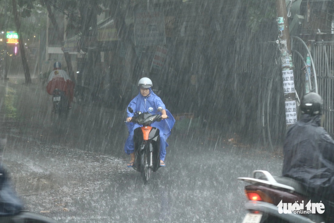 Chiều tối 7-5, TP.HCM xuất hiện mưa dông khắp nơi - Ảnh: KHẮC HIẾU