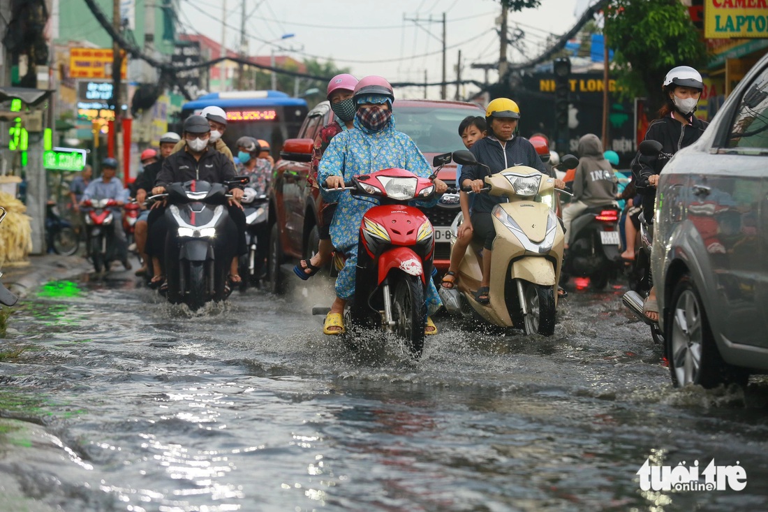 Mưa gây ngập nhẹ đường Tô Ngọc Vân, TP Thủ Đức - Ảnh: CHÂU TUẤN