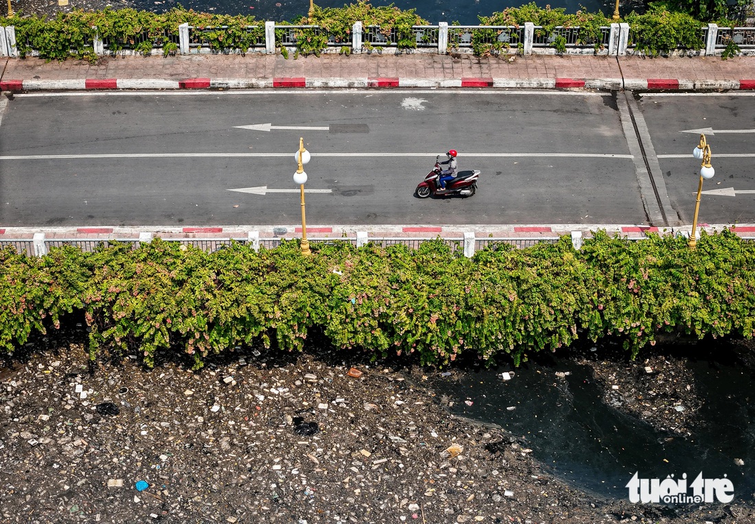 Người dân khu vực cho biết tình trạng này không những gây ô nhiễm môi trường mà còn ảnh hưởng đến sinh hoạt, việc buôn bán, kinh doanh - Ảnh: CHÂU TUẤN