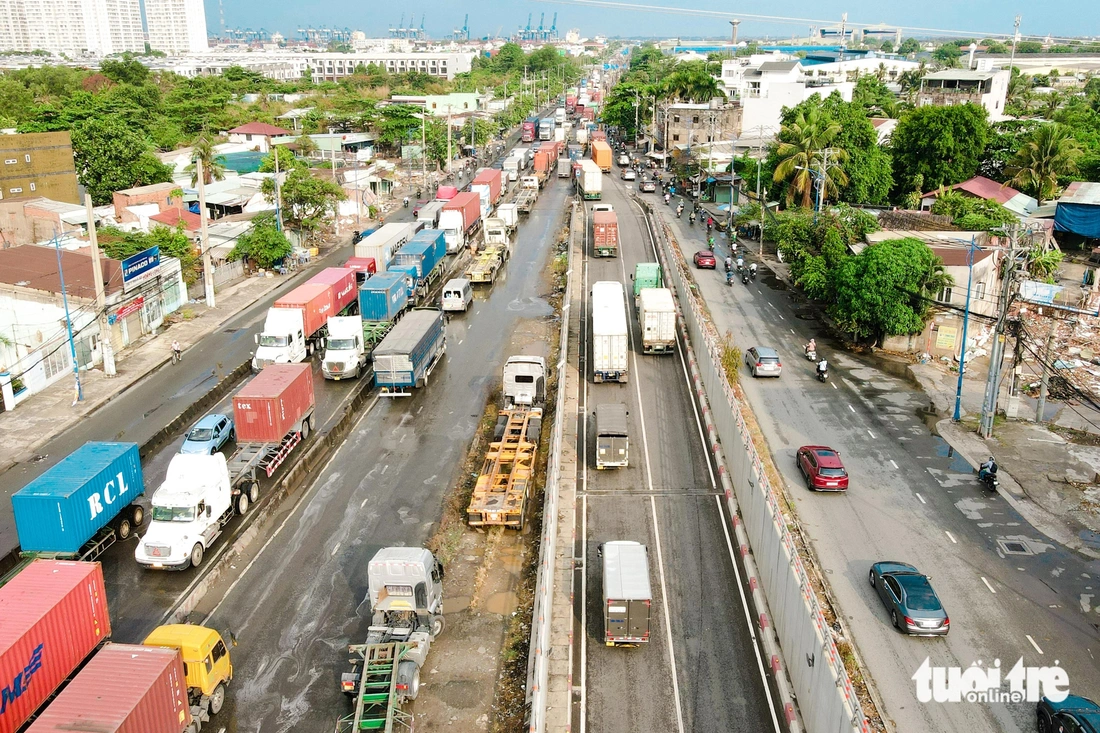 Hiện nay, các tuyến đường quanh khu vực nút giao Mỹ Thủy đều quá tải, thường xuyên xảy ra ùn ứ bởi lượng xe cộ, container đổ về quá lớn. Ngày 9-5, ghi nhận tại đường Nguyễn Thị Định hướng về cảng Cát Lái có lượng xe tải, xe container đông đúc, chạy nườm nượp cả ngày - Ảnh: PHƯƠNG NHI 