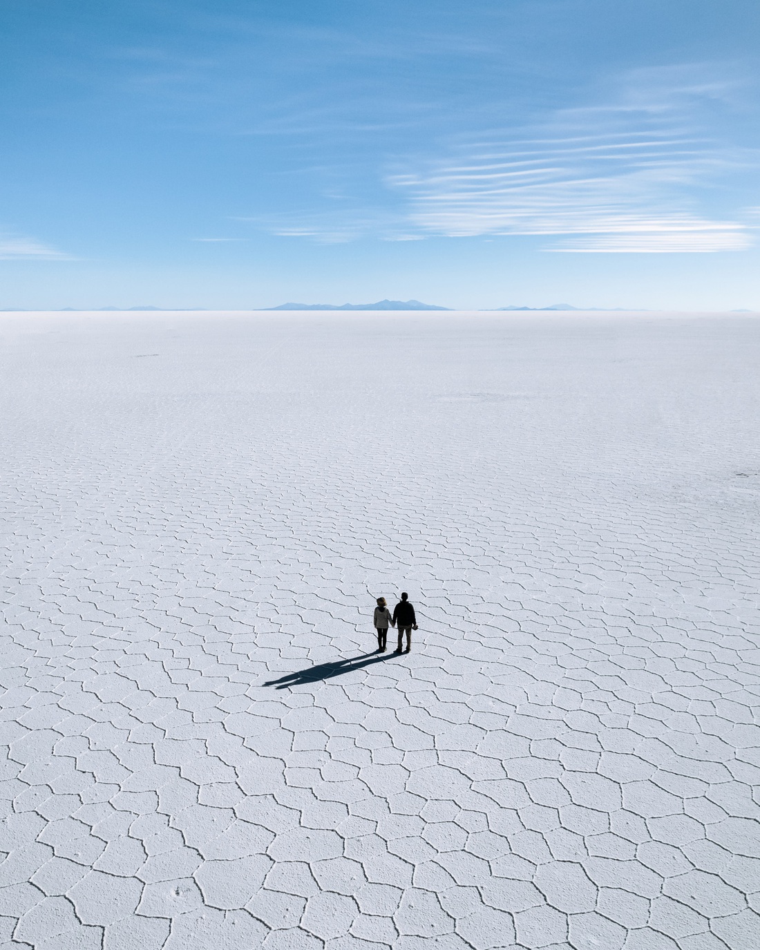 Hai vợ chồng anh Quang Dũng - Chiaki tí hon trên cánh đồng muối Uyuni, Bolivia. Wishlist điểm đến của cả hai là Macchu Picchu, Taiji Mahal, thác Iguazu, Patagonia (Nam Cực) - Ảnh nhân vật cung cấp