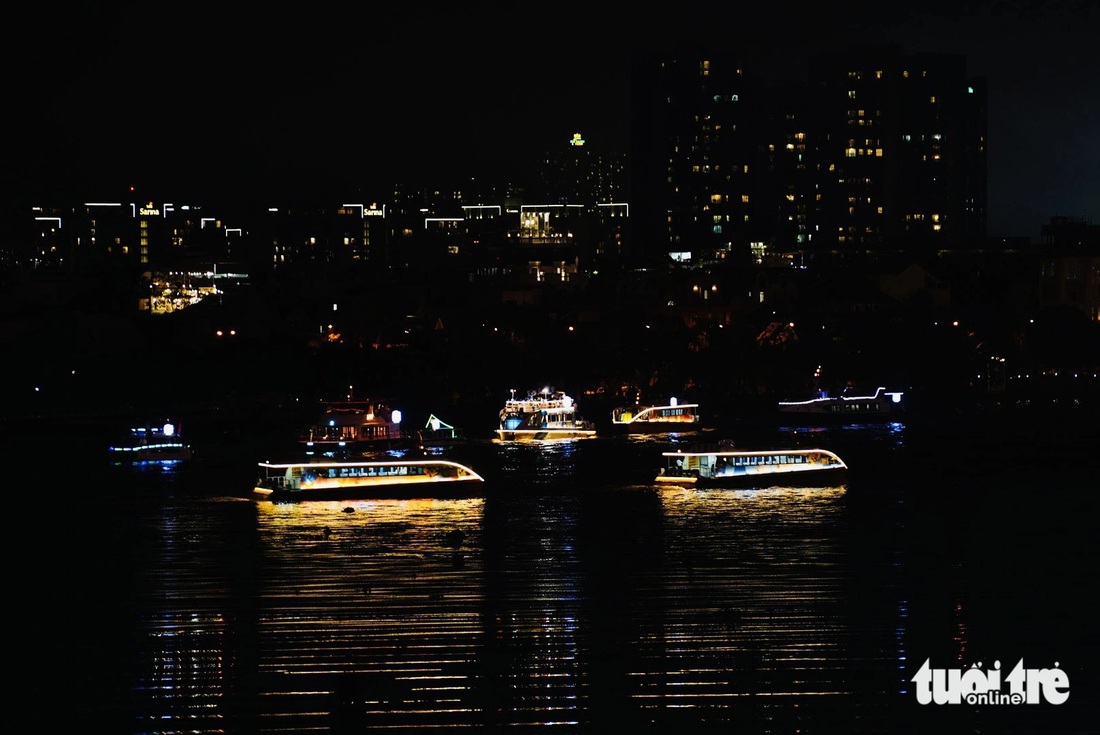 Du thuyền, thuyền buồm thể thao, ca nô du lịch, waterbus, water taxi, tàu du lịch và tàu nhà hàng diễu hành trên sông Sài Gòn. Hoạt động này tiếp tục diễn ra từ 20h30 đến 21h30 các ngày 1 và 2-6, ngày 7, 8, 9-6 - Ảnh: THANH HIỆP