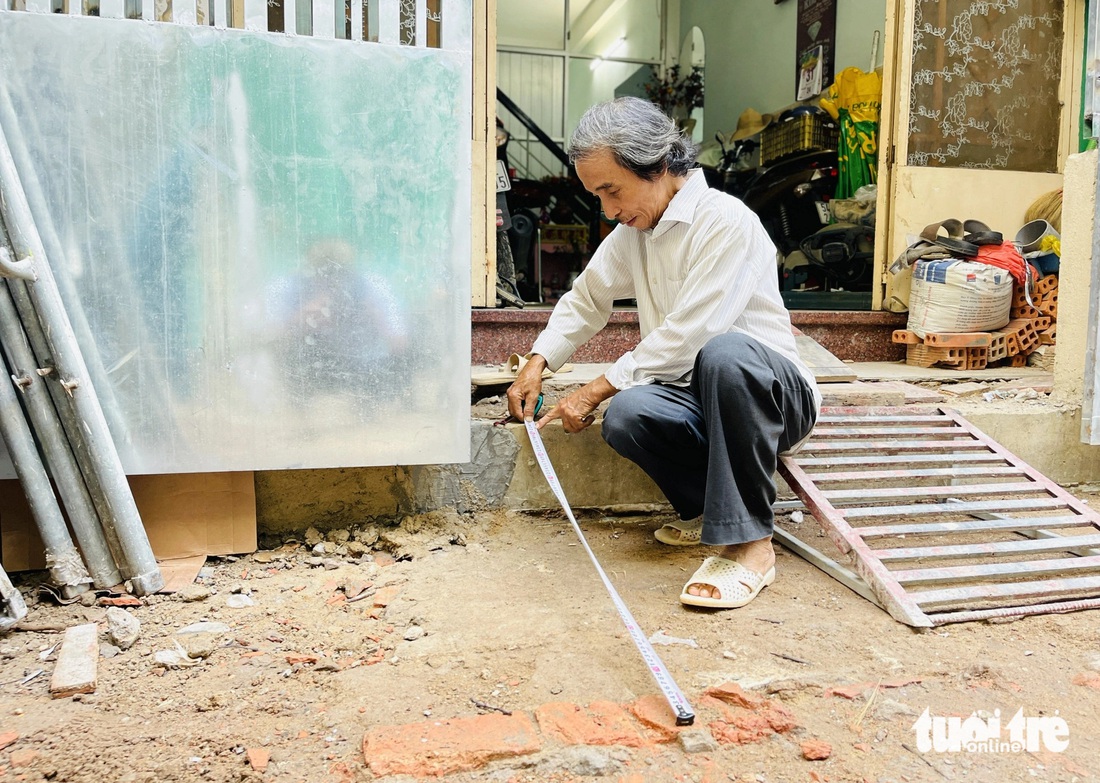 Ông Long cho biết "không tiếc gì" dù đất ở quận trung tâm là "tấc đất tấc vàng". Theo ông, việc mở rộng hẻm này chính bản thân người dân tại đây hưởng lợi đầu tiên, và cũng nên vì lợi ích chung của cộng đồng - Ảnh: LÊ PHAN