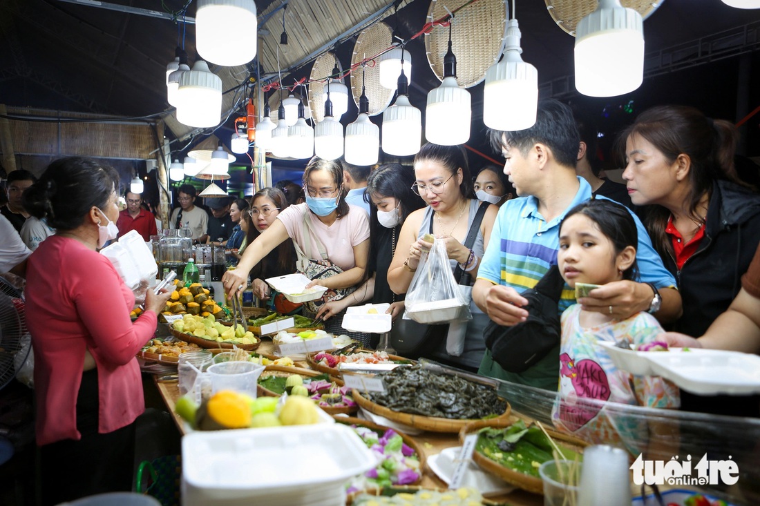 Quầy bánh dân gian Nam Bộ luôn thu hút đông đảo người dân và du khách - Ảnh: PHƯƠNG QUYÊN