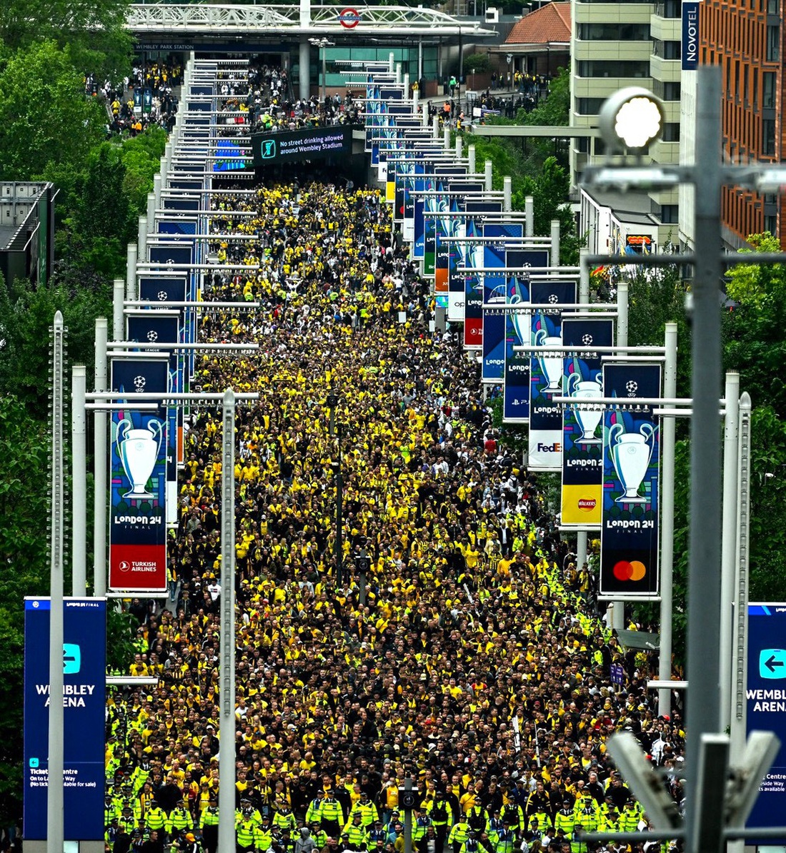 Cổ động viên bắt đầu vào sân Wembley - Ảnh: UEFA