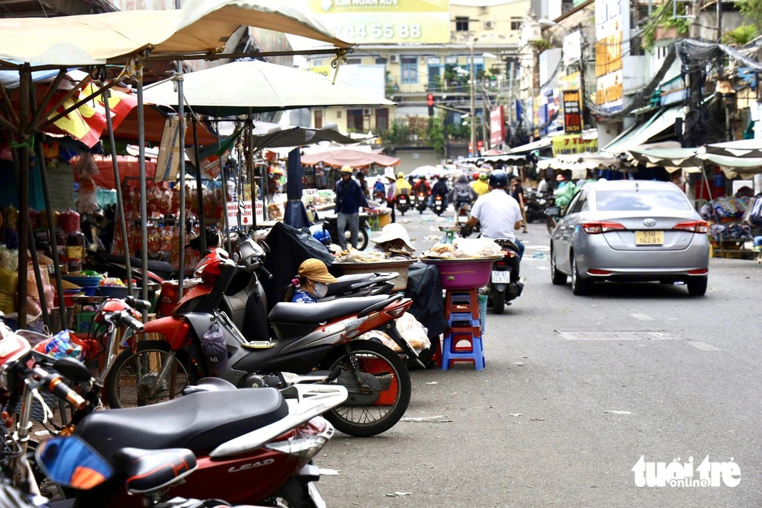 Trước đó, theo ghi nhận, nhiều tuyến đường quanh chợ Bà Chiểu bị lấn chiếm bán hàng nửa mặt đường - Ảnh: NGỌC QUÝ