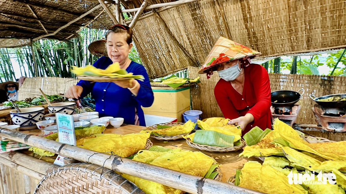 Về miền Tây luôn có những quán chuyên bán bánh xèo quanh năm, khách phải xếp hàng chờ đợi mua bánh mỗi dịp Tết Đoan ngọ