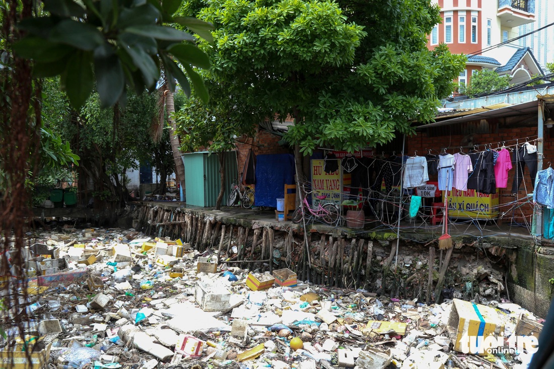 Kênh Hy Vọng dài khoảng 1,8km, chảy qua phường 15, quận Tân Bình, đảm nhận tiêu thoát cho toàn bộ diện tích phía tây và bắc sân bay Tân Sơn Nhất. Dự án này là một thành phần của dự án tiêu thoát nước và giải quyết ô nhiễm kênh Tham Lương - Bến Cát - rạch Nước Lên (giai đoạn 2), đã được UBND TP.HCM đồng ý thực hiện bằng nguồn vốn ngân sách từ đầu năm 2013 - Ảnh: THẢO LÊ