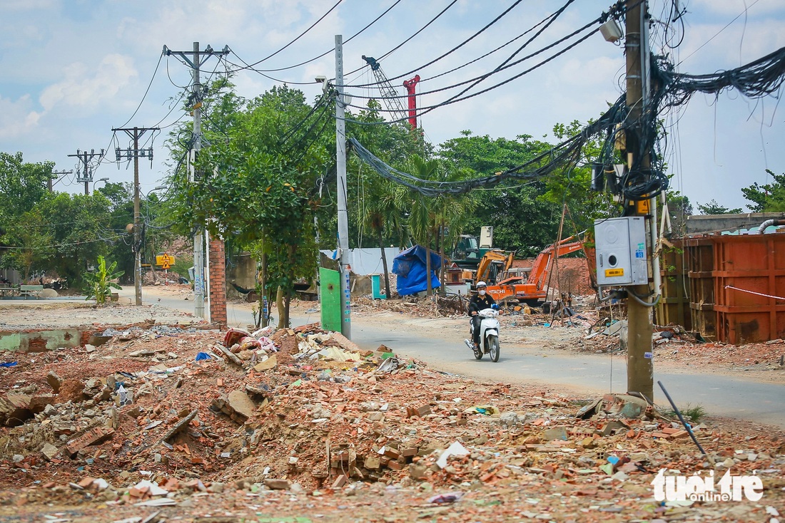 Những ngày này, khu vực gói thầu gói XL5 dự án vành đai 3 TP.HCM giáp với khu vực làm nút giao Tân Vạn đang được cơ quan chức năng đẩy nhanh việc giải phóng mặt bằng (những đoạn còn lại) - Ảnh: LÊ PHAN