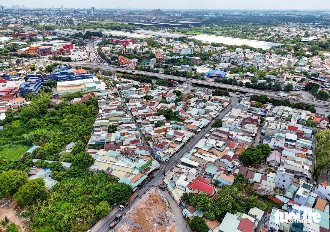 Sát đó, khu vực xây dựng nút giao Tân Vạn (TP Dĩ An, Bình Dương) cũng đang được cơ quan chức năng giải phóng mặt bằng. Trong ảnh là hướng từ đường Nguyễn Xiển ra quốc lộ 1, đường ĐT 743A (kết nối đường Tân Vạn) - Ảnh: LÊ PHAN