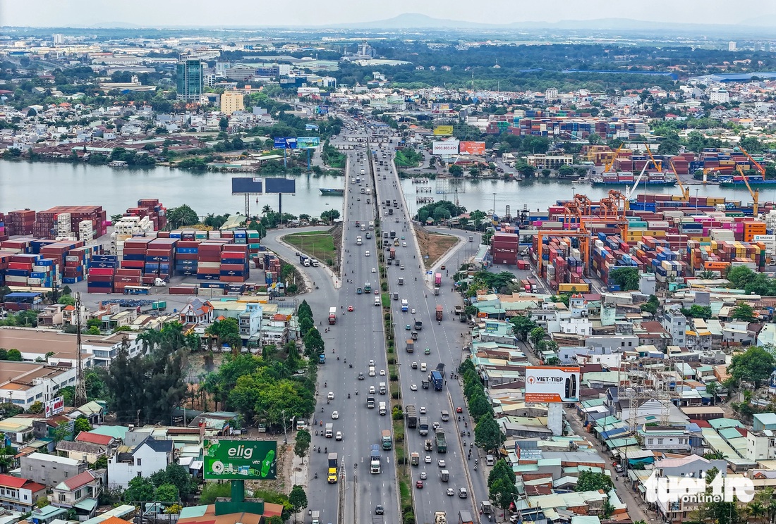 Cách đó chỉ vài trăm mét là cầu Đồng Nai - cây cầu đường bộ quan trọng trên quốc lộ 1, bắc qua sông Đồng Nai, nối TP Biên Hòa (Đồng Nai) và TP Dĩ An (Bình Dương) - Ảnh: CHÂU TUẤN