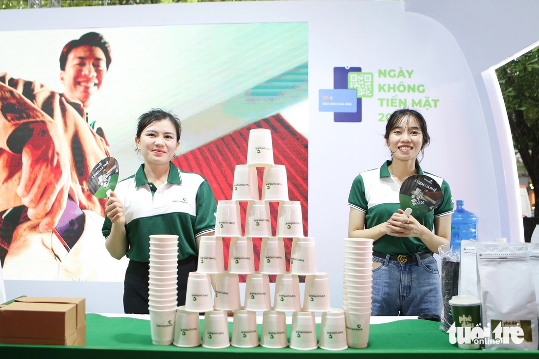 Thanh toán một chạm tại gian hàng Vietcombank, khách hàng sẽ được thưởng thức những ly cà phê đậm vị - Ảnh: PHƯƠNG QUYÊN