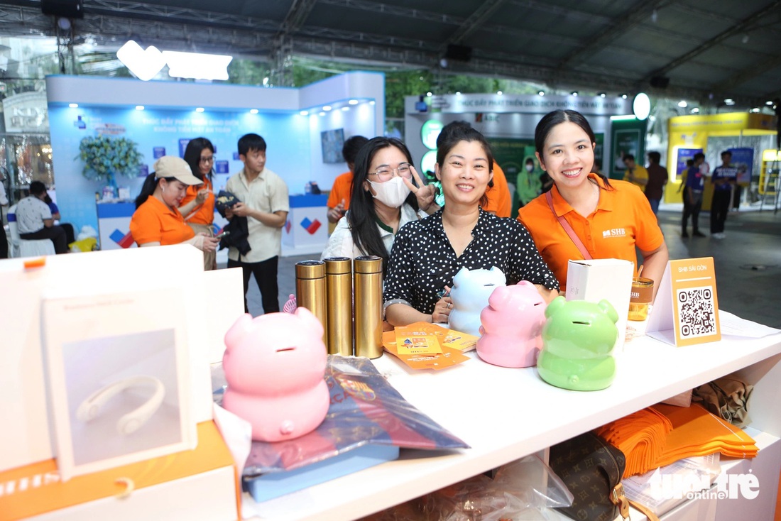 Những vị khách đầu tiên hào hứng với quà tặng của Ngân hàng SHB - Ảnh: PHƯƠNG QUYÊN