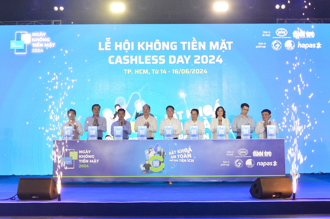 Lễ hội Không tiền mặt - Cashless Day 2024 chính thức khai mạc - Ảnh: QUANG ĐỊNH