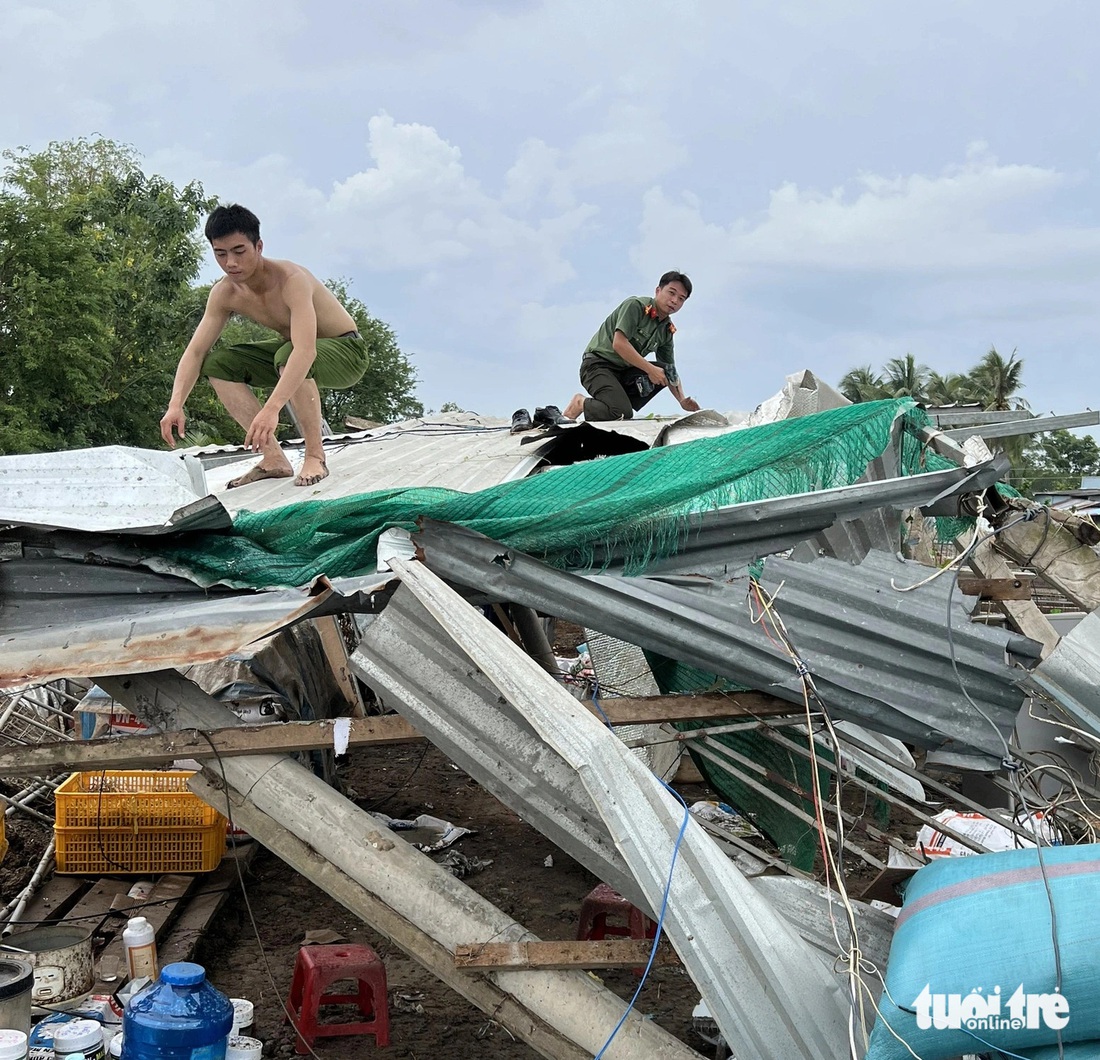 Trang trại nuôi gà bị lốc xoáy làm sập - Ảnh: H.T.