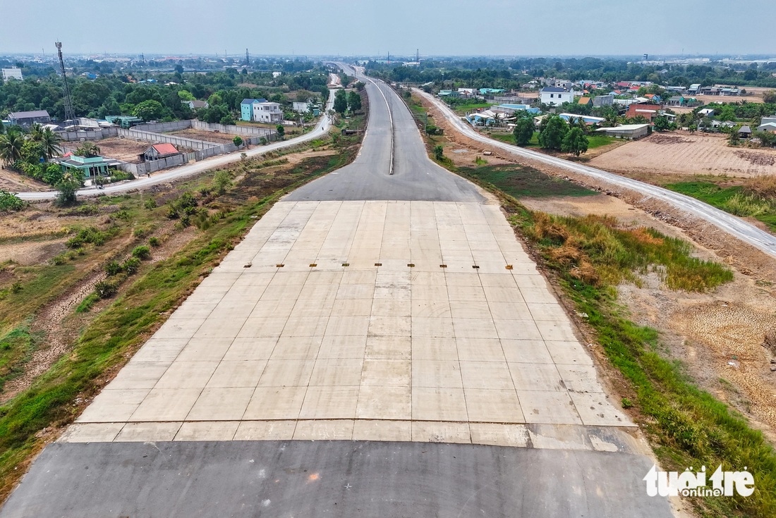 Những khu vực có bãi đất gồ ghề, bùn lầy, lau lách trước kia nay đã được ủi phẳng. Một số trụ cầu, nhánh cầu, đường dẫn cũng đã hiện rõ hình dáng và đang được trải nhựa - Ảnh: ĐỨC PHÚ