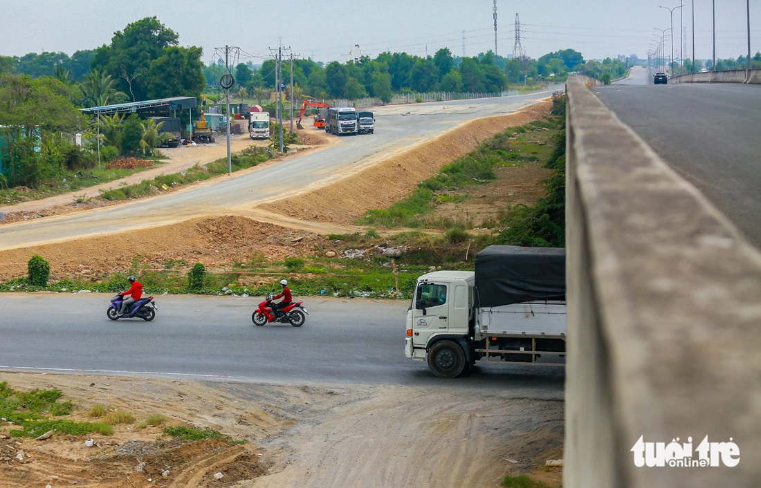 Khu vực quanh cao tốc Bến Lức - Long Thành và quốc lộ 1, các tuyến đường lân cận... được giải phóng mặt bằng, ủi phẳng, trải nhựa đường... - Ảnh: ĐỨC PHÚ