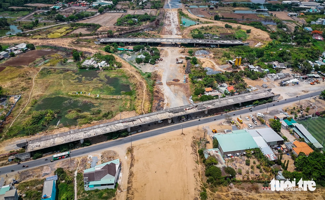 Trong ảnh là khu vực nút giao cao tốc Bến Lức - Long Thành với quốc lộ 50. Nơi đây đang được Sở Giao thông vận tải TP.HCM lập báo cáo nghiên cứu tiền khả thi, báo cáo đề xuất chủ trương dự án đầu tư mở rộng hoàn chỉnh - Ảnh: CHÂU TUẤN