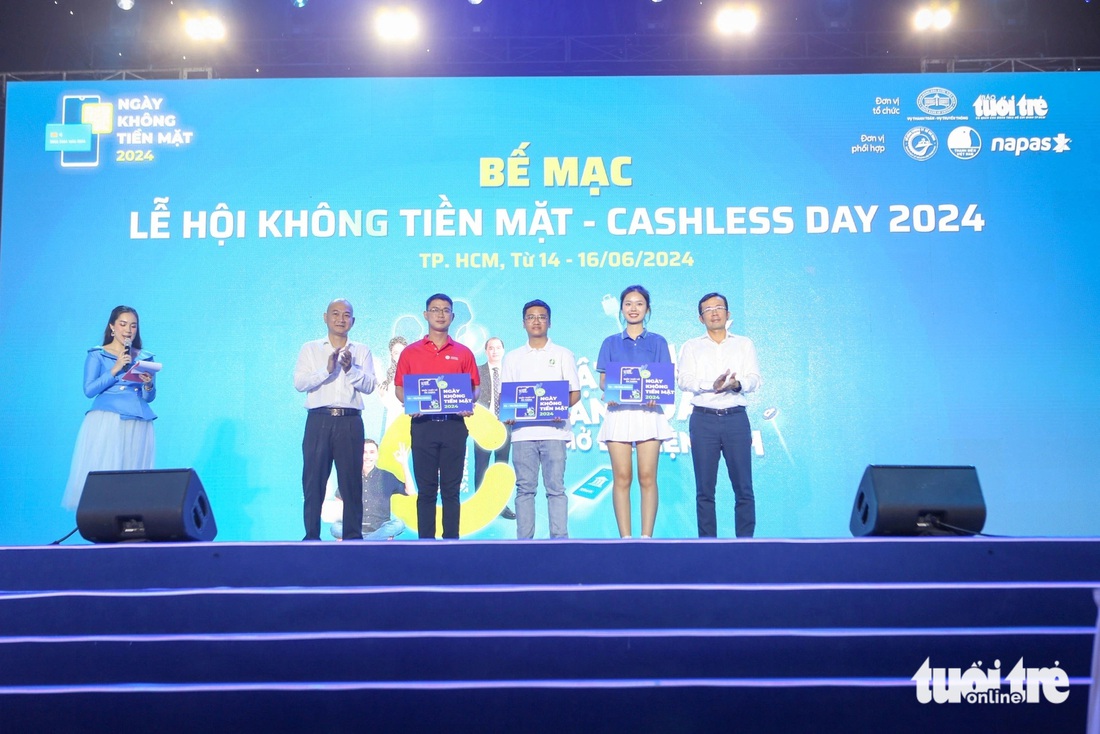 BTC trao giải “Quầy thiết kế ấn tượng” cho các đơn vị ONEFIN, NAPAS và Vietel Money - Ảnh: PHƯƠNG QUYÊN