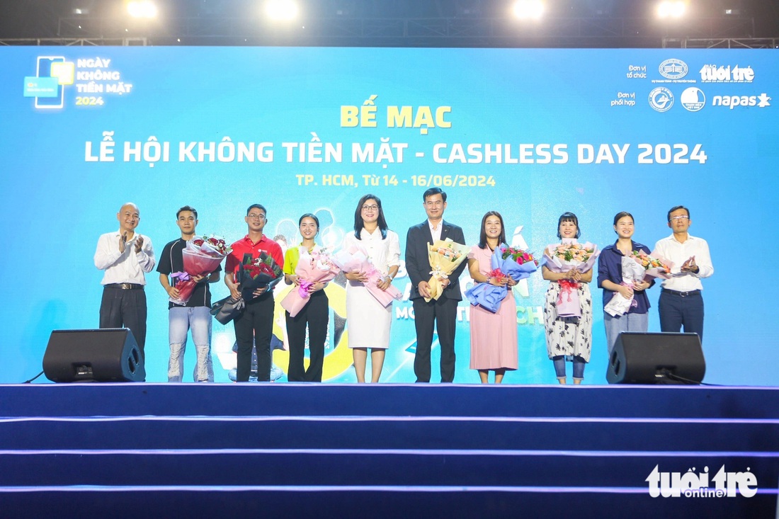 Những bó hoa cảm ơn gửi đến các đơn vị đồng hành đã cùng BTC thực hiện chương trình thành công - Ảnh: PHƯƠNG QUYÊN