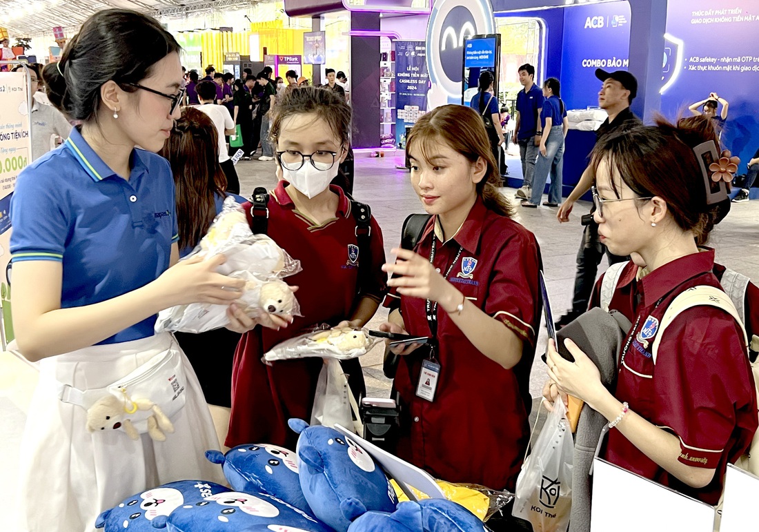 Nhiều ngân hàng sử dụng "chiêu" tặng quà, thu hút nhiều bạn trẻ tham gia mở ví điện tử ngân hàng thanh toán không tiền mặt - Ảnh: QUỐC YÊN