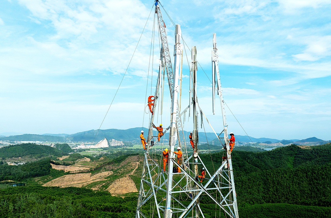 Công nhân treo mình thi công tại cột 41 thuộc địa phận huyện Nghi Sơn 