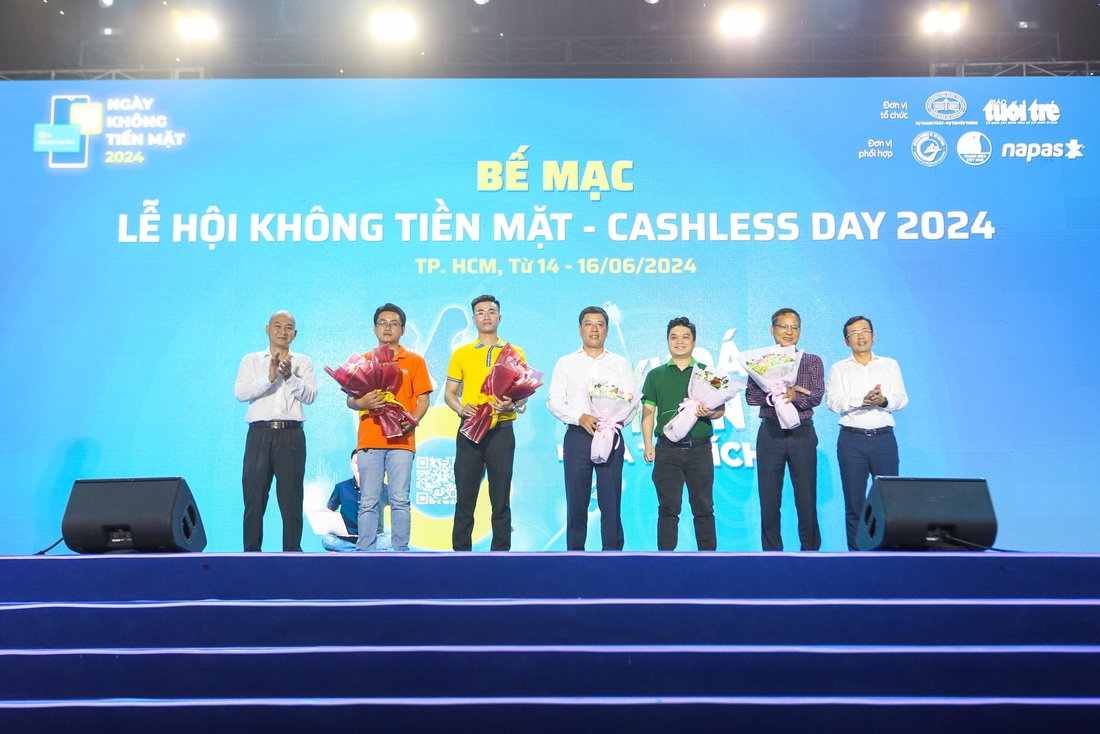 Những bó hoa cảm ơn gửi đến các đơn vị đồng hành đã cùng BTC thực hiện chương trình thành công - Ảnh: PHƯƠNG QUYÊN