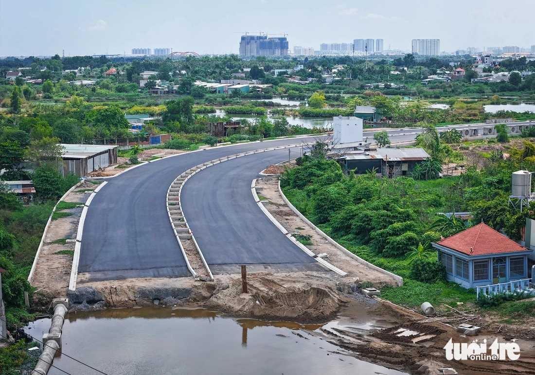 Đoạn đường song hành tại điểm giáp với quốc lộ 50 hiện hữu đã làm xong. Tuy nhiên, hiện nay đang chờ quốc lộ 50 hiện hữu hoàn thành mở rộng để kết nối đồng bộ - Ảnh: CHÂU TUẤN