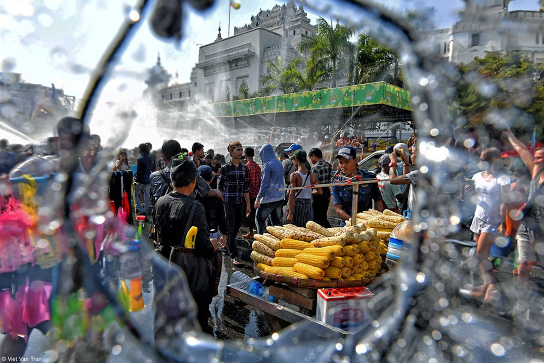 Ngô luộc là món ăn đường phố quen thuộc ở Myanmar và một số nước Đông Nam Á. Tác phẩm 