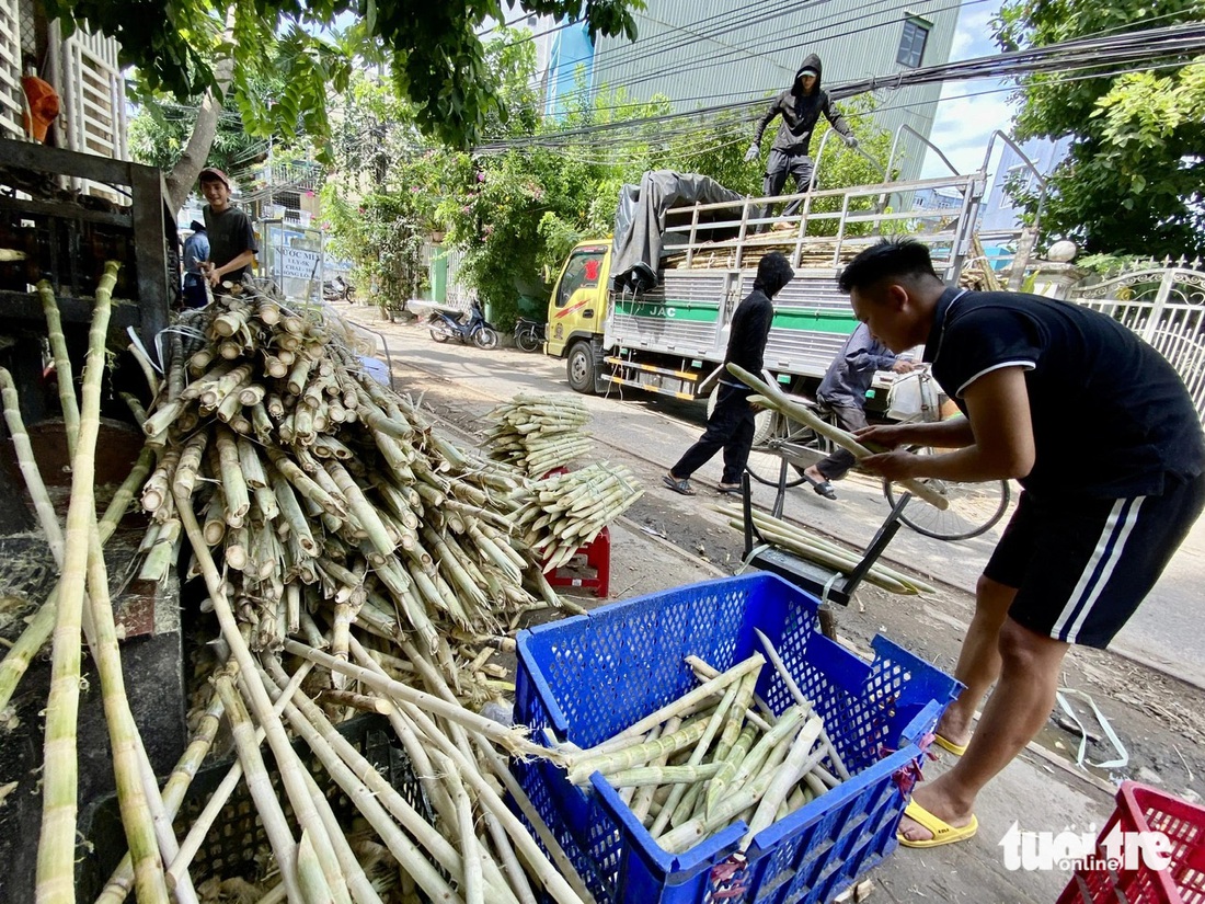 Cảnh người dân buôn bán, sản xuất ngay trên đường ray khá quen thuộc. Người dân sẽ thu dọn đồ đạc ngay sau khi có tàu tới - Ảnh: TRƯỜNG TRUNG