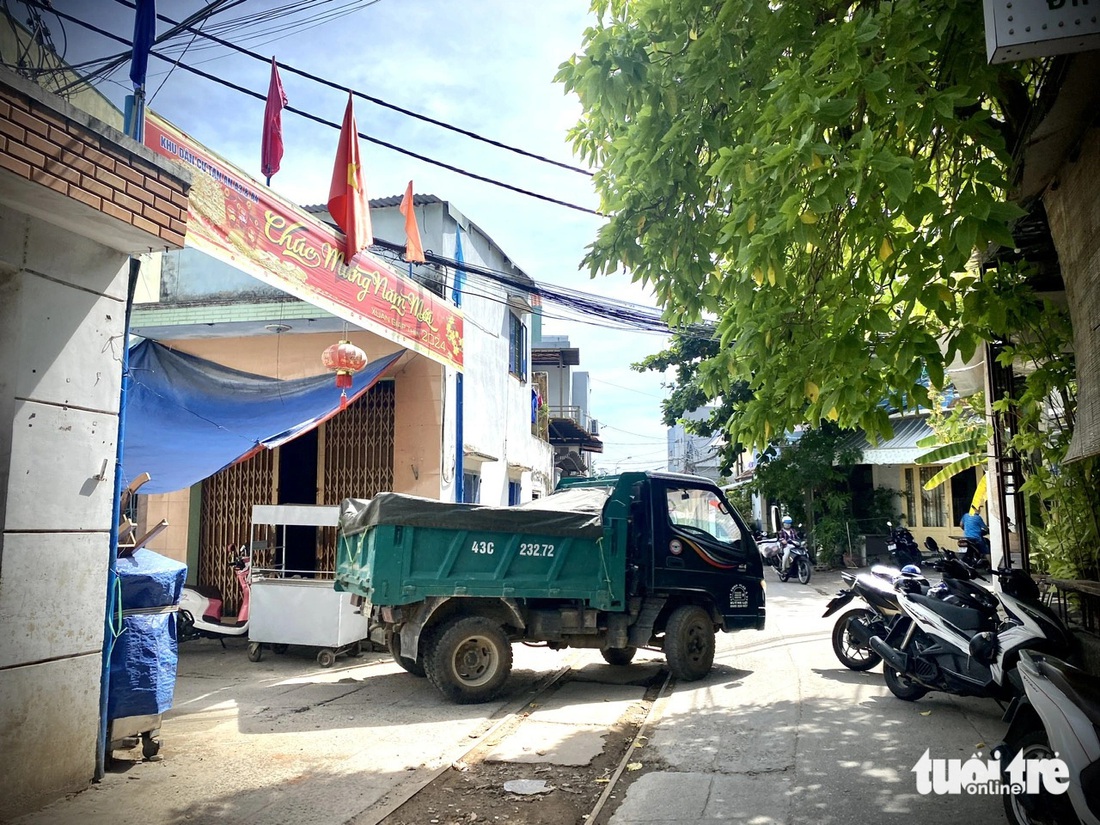 Đây là tuyến đường sắt cũ, hình thành hơn 100 năm nên các tiêu chí về hành lang an toàn giao thông đường sắt không đảm bảo - Ảnh: TRƯỜNG TRUNG