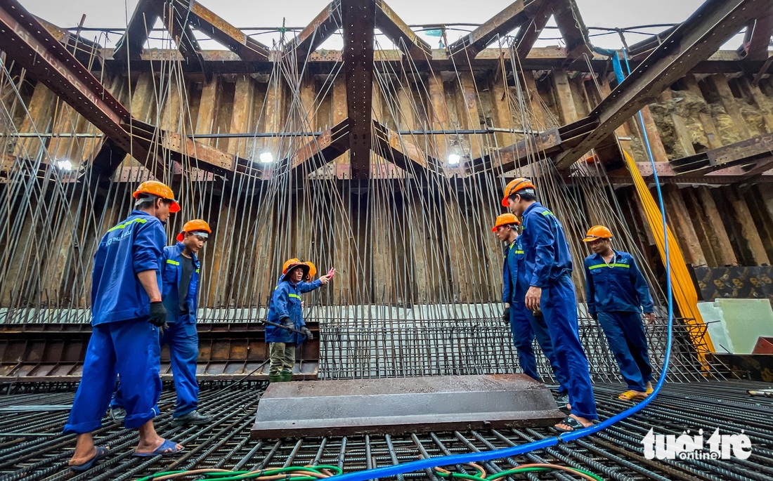 Ông Vũ Quang Chính - giám sát dự án hầm chui Nguyễn Văn Linh - cho biết sau khi đào xong từng đoạn theo thiết kế, đơn vị thi công bắt đầu đổ nền lót, lắp các khung chống… Để đào đất thông được một hầm kín phải tốn ít nhất 1-2 tháng và làm theo tuần tự từng đốt - Ảnh: CHÂU TUẤN