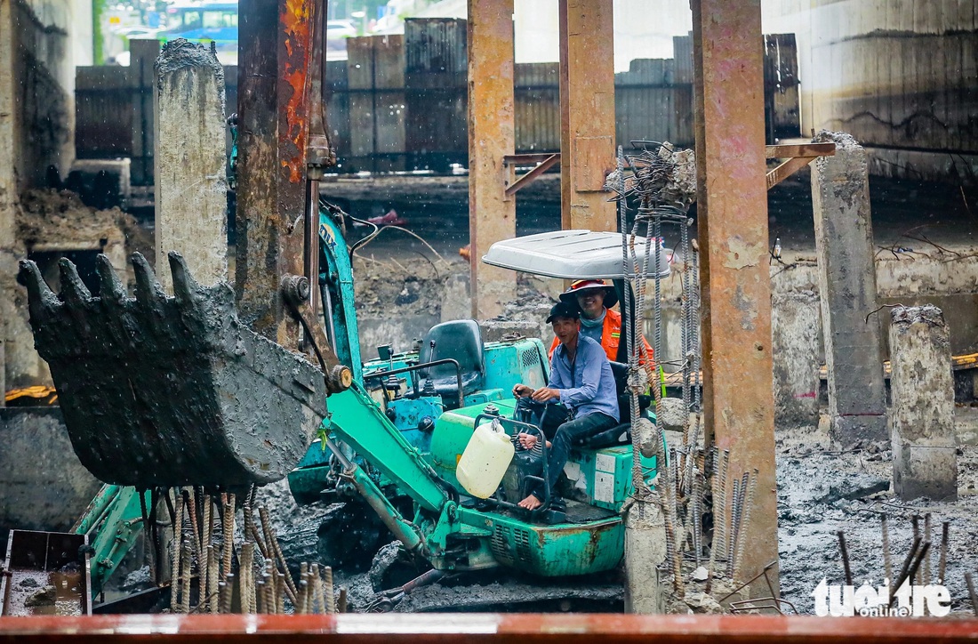 Trong quá trình đào hầm sẽ gặp móng cống cũ và đường ống nhựa. Địa chất ở khu vực này là đất sét, nên khi gặp mưa phải đào những hố tụ thật lớn, đồng thời gắn các máy bơm để giảm việc đất nhão hóa thành bùn gây khó khăn cho công việc thi công về sau - Ảnh: CHÂU TUẤN