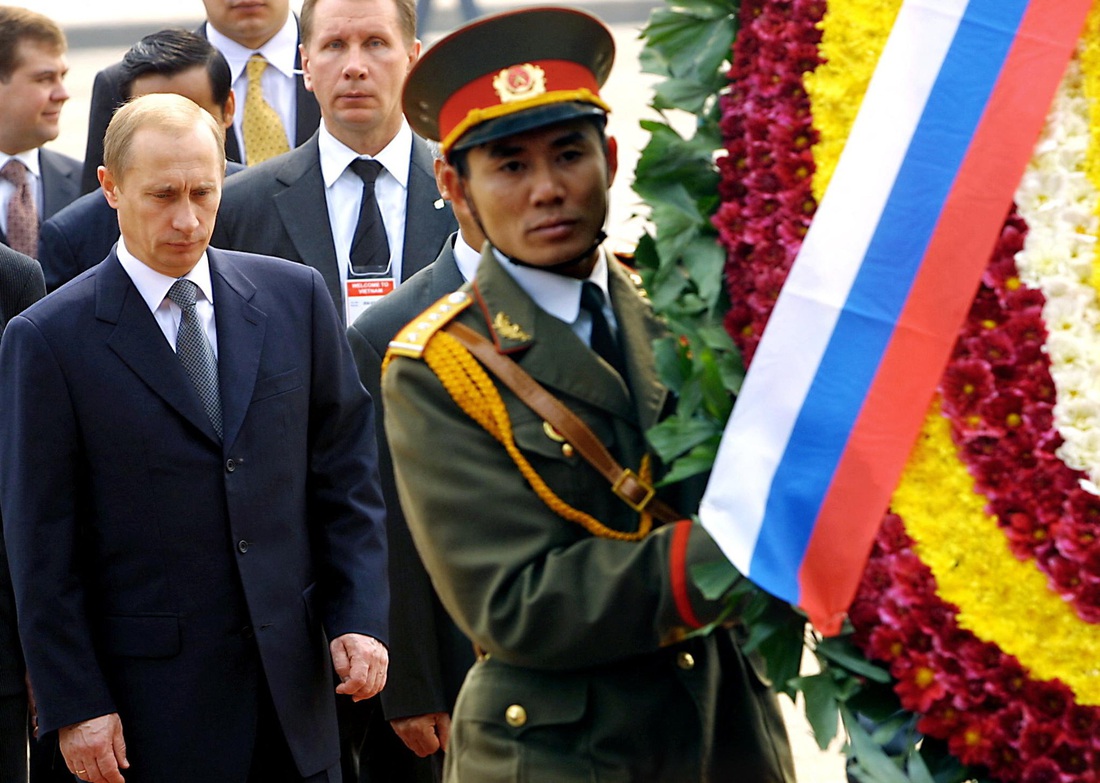 Tổng thống Nga Vladimir Putin viếng lăng Chủ tịch Hồ Chí Minh, ngày 2-3-2001 - Ảnh: AFP