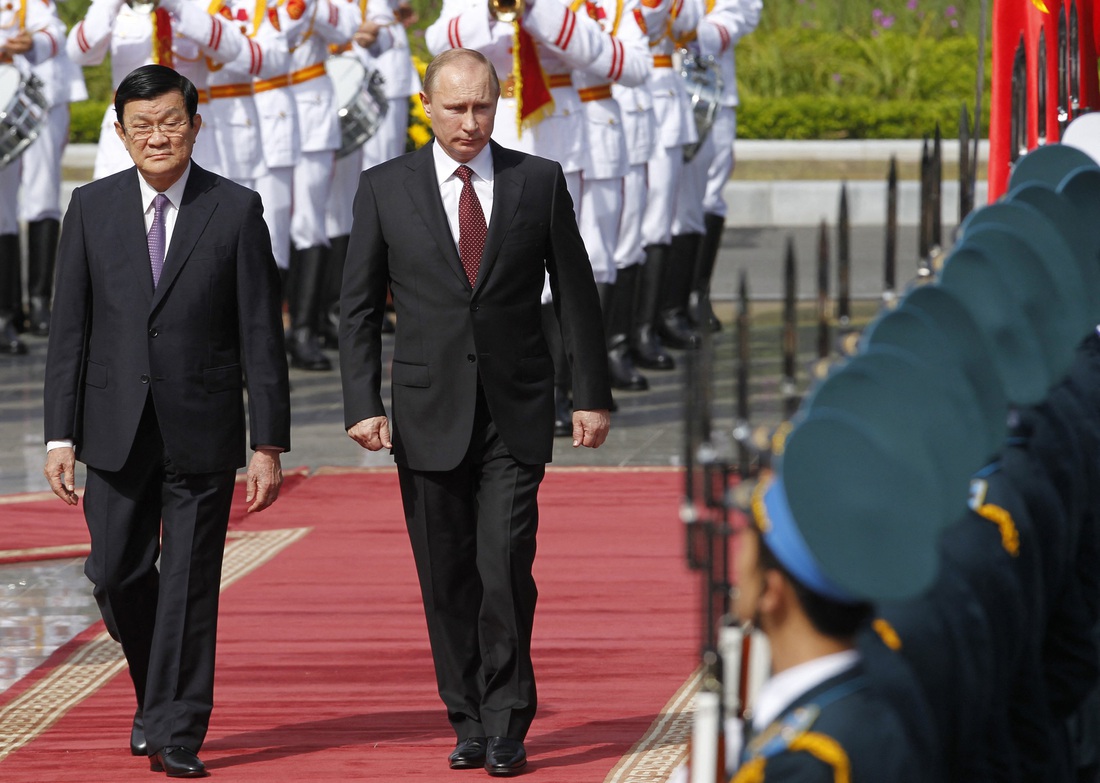 Năm 2013, ông Putin thăm Việt Nam lần thứ 3 theo lời mời của Chủ tịch nước Trương Tấn Sang. Tổng thống Nga đã hội đàm với Chủ tịch nước Trương Tấn Sang, hội kiến với Tổng bí thư Nguyễn Phú Trọng và Thủ tướng Nguyễn Tấn Dũng. Trong ảnh: Chủ tịch nước Trương Tấn Sang chủ trì lễ đón Tổng thống Putin tại Phủ Chủ tịch tháng 11-2013 - Ảnh: AFP