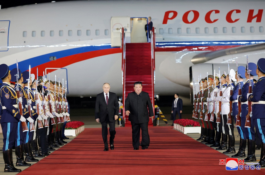 Lãnh đạo hai nước rời khỏi khu vực đậu máy bay trong lễ đón - Ảnh: REUTERS