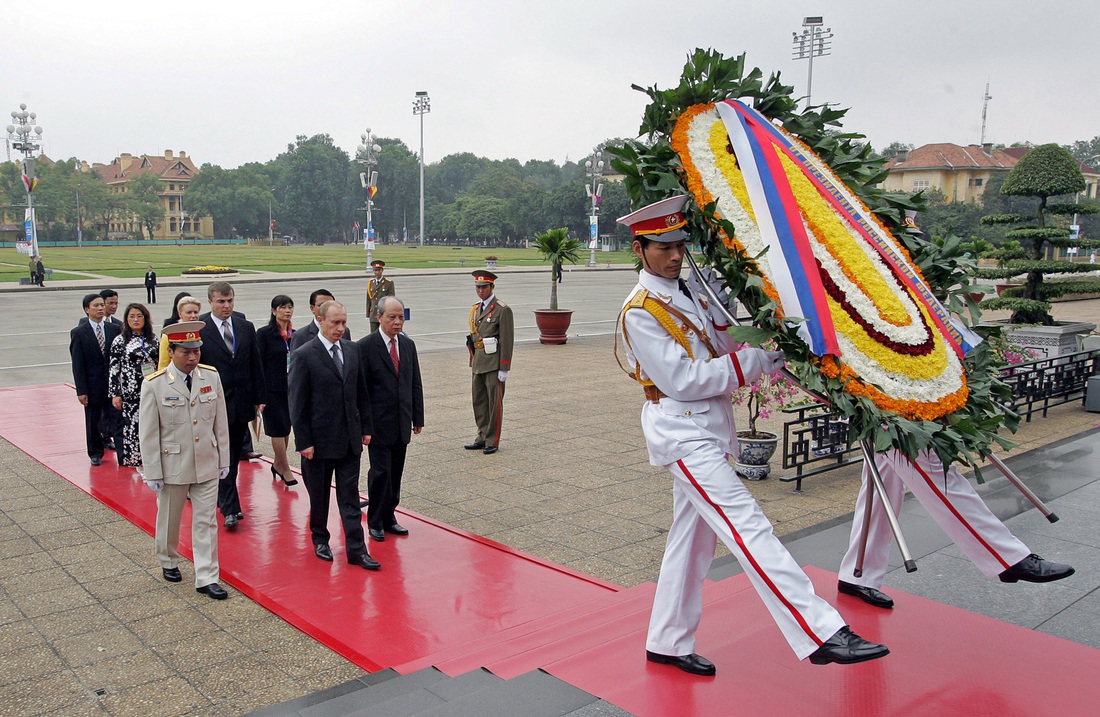 Lần thứ 2 ông Putin đến Việt Nam là năm 2006, dẫn đầu một phái đoàn doanh nghiệp lớn. Một ngày sau khi kết thúc hội nghị thượng đỉnh Hợp tác Kinh tế châu Á - Thái Bình Dương (APEC), ông Putin đến đặt vòng hoa tại lăng Chủ tịch Hồ Chí Minh, ngày 20-11-2006. Ông Putin đã hội đàm với Chủ tịch nước Nguyễn Minh Triết, nhấn mạnh hợp tác năng lượng, đồng thời hội kiến Tổng bí thư Nông Đức Mạnh, Thủ tướng Nguyễn Tấn Dũng, Chủ tịch Quốc hội Nguyễn Phú Trọng - Ảnh: AFP