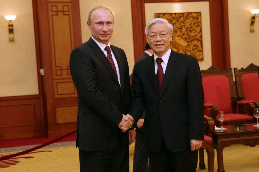 Trong chuyến thăm năm 2013, Tổng thống Putin hội kiến Tổng bí thư Nguyễn Phú Trọng. Ngoài ra, nhà lãnh đạo Nga còn đến đặt vòng hoa tại Đài tưởng niệm các Anh hùng liệt sĩ, đặt vòng hoa tại lăng Chủ tịch Hồ Chí Minh, chứng kiến lễ ký một loạt văn kiện hợp tác quan trọng trên nhiều lĩnh vực - Ảnh: AFP