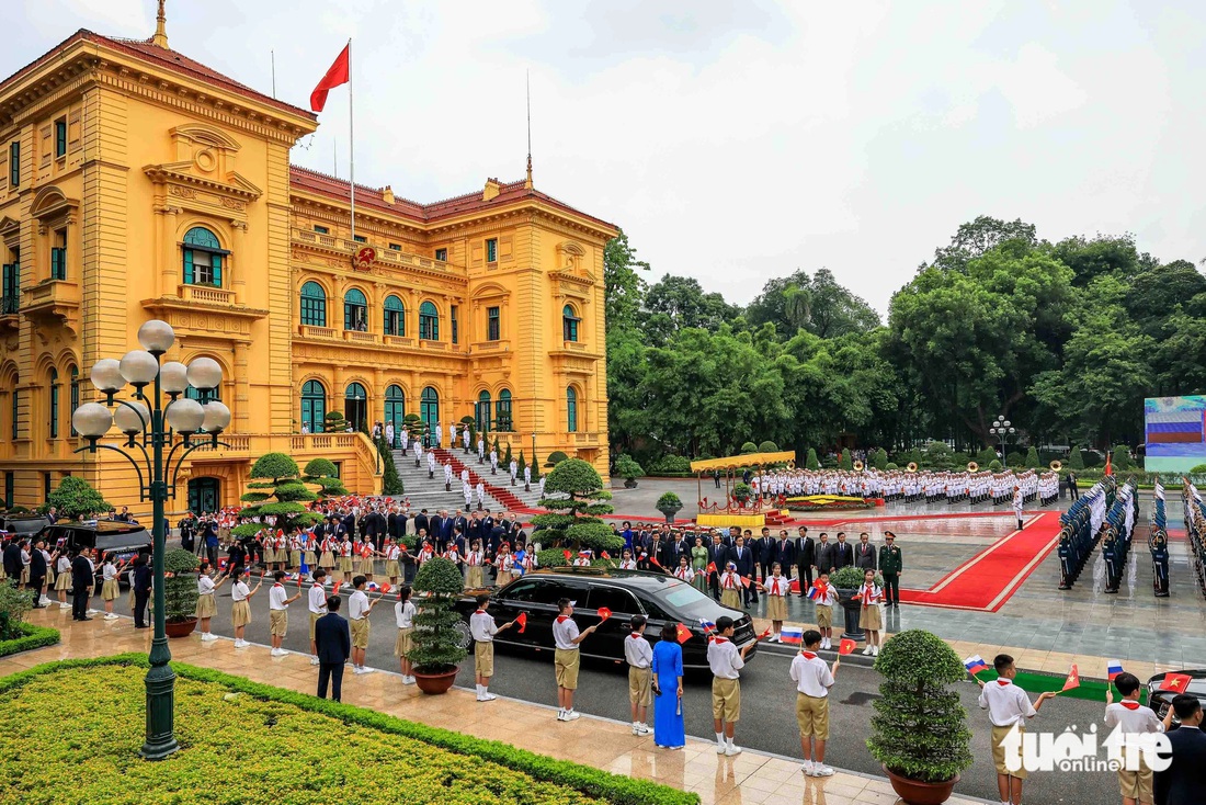 Tổng thống Nga Putin đến Phủ chủ tịch bắt đầu lễ đón chính thức - Ảnh: NGUYỄN KHÁNH