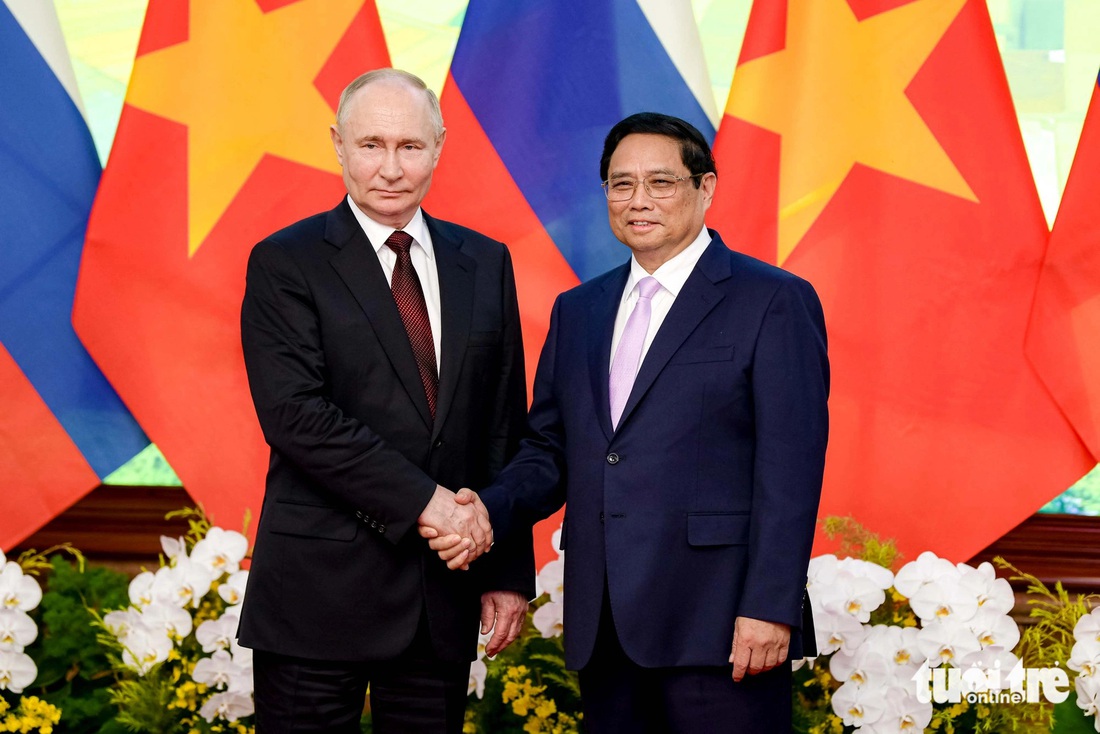 Tổng thống Putin khẳng định Việt Nam là đối tác tin cậy và lâu đời, quan hệ hai nước đã vượt qua những chặng đường lâu dài và nhiều thử thách, đạt nhiều thành quả tích cực về chính trị - ngoại giao thông qua trao đổi đoàn cấp cao; thương mại tăng trưởng tích cực; nhiều dự án đầu tư thành công ở hai nước; văn hóa, giáo dục, khoa học - công nghệ và giao lưu nhân dân được củng cố. Trong ảnh, hai nhà lãnh đạo bắt tay chụp ảnh chung tại Văn phòng Chính phủ - Ảnh: NAM TRẦN