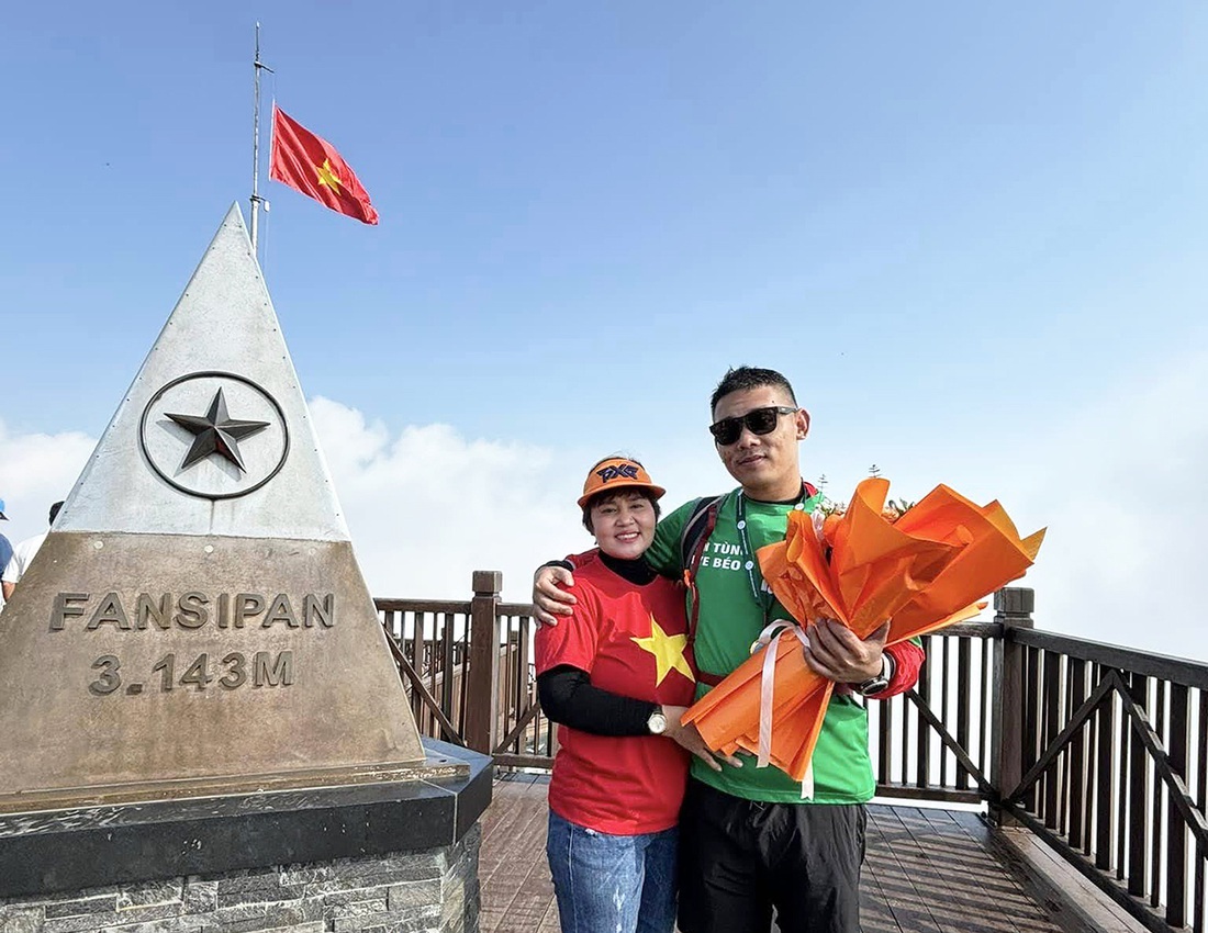 Sơn Tùng trekking chinh phục “nóc nhà Đông Dương” trong niềm vui của mẹ - Ảnh: NCVV