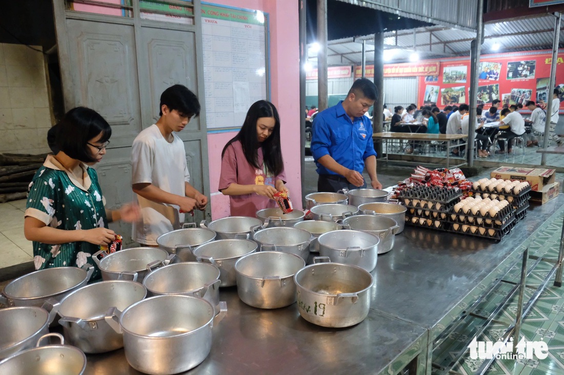 Tranh thủ những lúc học sinh đang tự ôn luyện, các cô giáo nhanh chóng ra chuẩn bị những suất ăn đêm cho học sinh